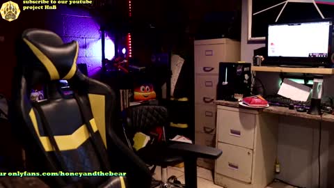 Honey and Bear online show from 12-21-24, 04:30