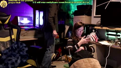 Honey and Bear online show from 01-21-25, 03:37