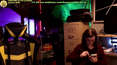 Honey and Bear online show from 02-18-25, 02:59