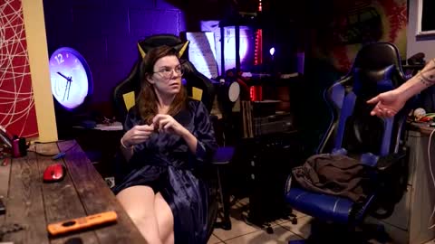 Honey and Bear online show from 12-14-25, 03:23