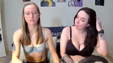 Snapshot of honeybeexx69 chatting on 06-03-26, 12:24 HoneyBeeXx69 online show from 06-03-26, 12:24