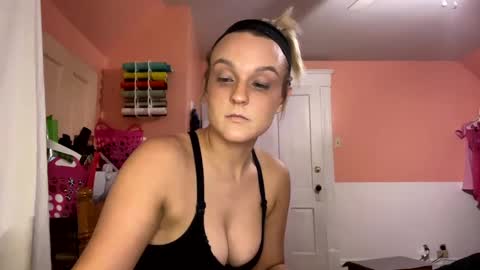 Snapshot of honeydrippinbunny chatting on 02-15-25, 04:14 HoneyDrippinBunny online show from 02-15-25, 04:14