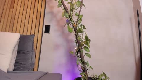 Sofia independent model online show from 12-04-24, 10:57