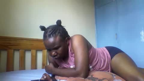 Snapshot of honeymuny chatting on 11-12-25, 07:42 Honeymuny online show from 11-12-25, 07:42