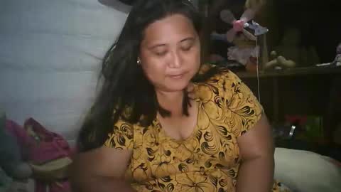 Snapshot of honeyvonz chatting on 12-14-25, 01:05 Merry online show from 12-14-25, 01:05