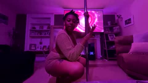 Snapshot of honeyybunnlover chatting on 10-21-25, 02:12 Honey online show from 10-21-25, 02:12