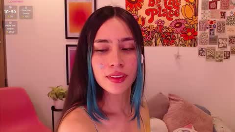 Snapshot of honeyypeaach chatting on 11-05-25, 08:20 online show from 11-05-25, 08:20