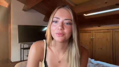 Snapshot of honeyyy95 chatting on 06-16-26, 05:21 Honey online show from 06-16-26, 05:21
