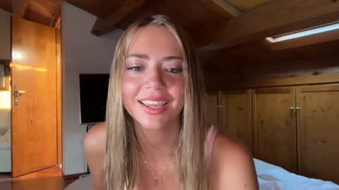Snapshot of honeyyy95 chatting on 06-18-26, 05:08 Honey online show from 06-18-26, 05:08