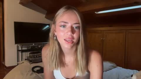 Snapshot of honeyyy95 chatting on 06-26-26, 05:01 Honey online show from 06-26-26, 05:01