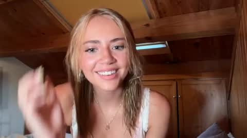 Snapshot of honeyyy95 chatting on 07-02-26, 05:24 Honey online show from 07-02-26, 05:24