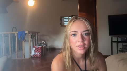 Snapshot of honeyyy95 chatting on 07-17-26, 05:14 Honey online show from 07-17-26, 05:14
