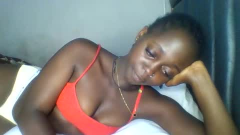 Snapshot of hornybella84 chatting on 05-11-26, 05:21 Bella online show from 05-11-26, 05:21