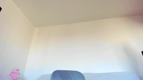 Snapshot of hornyemma_ chatting on 10-21-25, 08:37 Emma online show from 10-21-25, 08:37