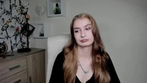 Snapshot of hot_1nina chatting on 10-08-25, 06:33 NINA online show from 10-08-25, 06:33