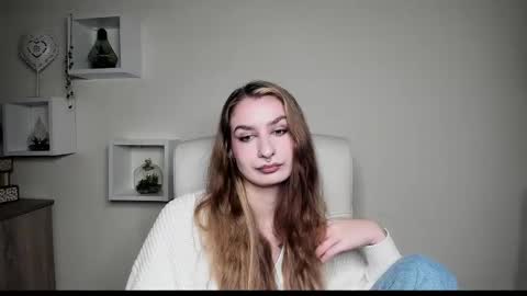 Snapshot of hot_1nina chatting on 10-28-25, 07:01 NINA online show from 10-28-25, 07:01