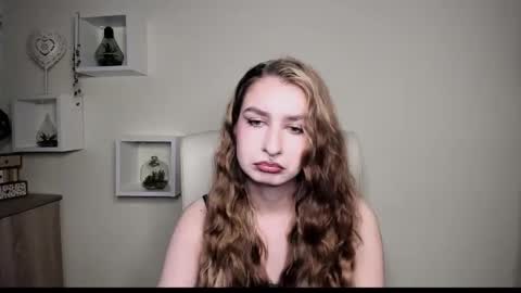 Snapshot of hot_1nina chatting on 10-29-25, 06:37 NINA online show from 10-29-25, 06:37