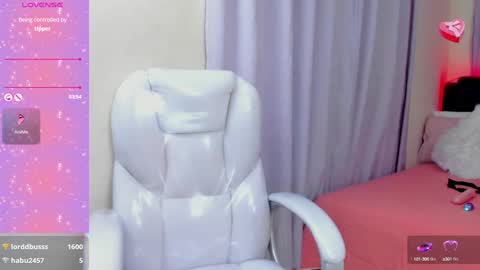 Snapshot of hot_beauty__ chatting on 01-25-25, 05:51 VALENTINA online show from 01-25-25, 05:51