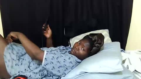 Snapshot of hot_darling95 chatting on 10-06-25, 05:27 Milly online show from 10-06-25, 05:27