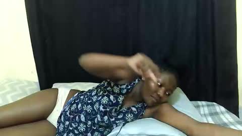 Snapshot of hot_darling95 chatting on 12-03-25, 07:01 Milly online show from 12-03-25, 07:01