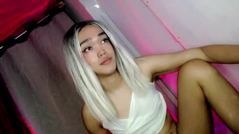 hot_moma69 online show from 05-05-26, 12:13