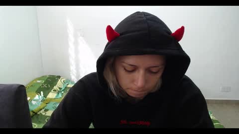 Mia online show from 02-18-25, 01:33
