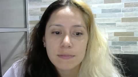 Mia online show from 09-12-25, 12:22