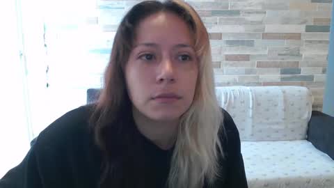 Mia online show from 10-08-25, 01:42