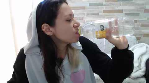 Mia online show from 10-10-25, 12:37