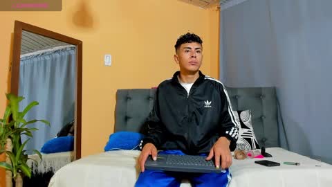 hot_twinks83 online show from 03-06-25, 10:30