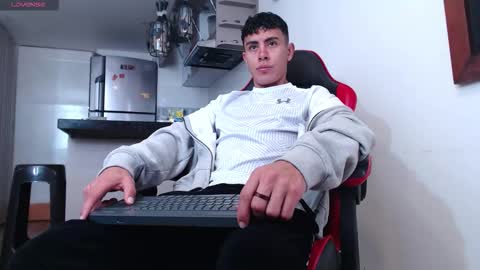 Snapshot of hot_twinks83 chatting on 10-11-25, 03:32 hot_twinks83 online show from 10-11-25, 03:32
