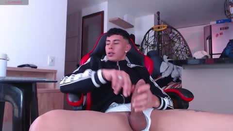 Snapshot of hot_twinks83 chatting on 10-18-25, 02:18 hot_twinks83 online show from 10-18-25, 02:18