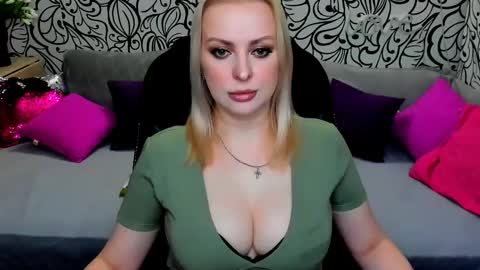 Snapshot of hotdreamhere chatting on 09-19-25, 02:18 Alice online show from 09-19-25, 02:18
