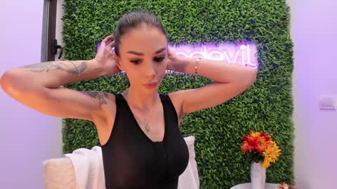 hotfallingdevil online show from 11-18-25, 06:07