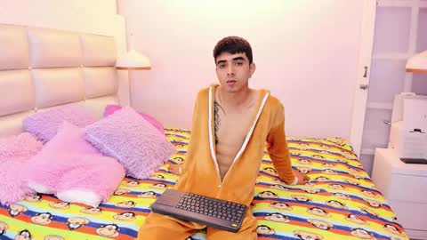 Snapshot of hottiie_guy chatting on 10-06-25, 06:49 hottiie_guy online show from 10-06-25, 06:49