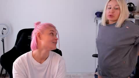 Snapshot of hottyblonds chatting on 09-25-25, 10:30 Nessie and Jessie online show from 09-25-25, 10:30