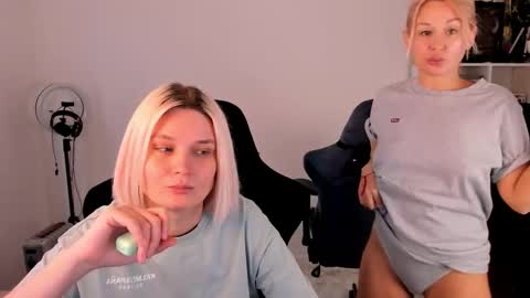 Snapshot of hottyblonds chatting on 11-28-25, 10:51 Nessie and Jessie online show from 11-28-25, 10:51