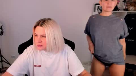 Snapshot of hottyblonds chatting on 12-21-25, 11:06 Nessie and Jessie online show from 12-21-25, 11:06