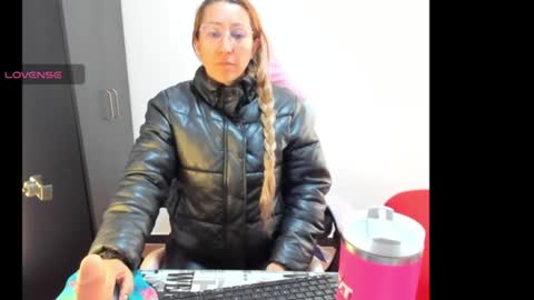 hottychrystal online show from 06-19-26, 01:37