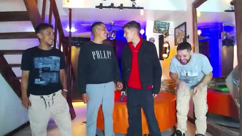 Snapshot of howents chatting on 09-23-25, 02:03 HOWENTS online show from 09-23-25, 02:03