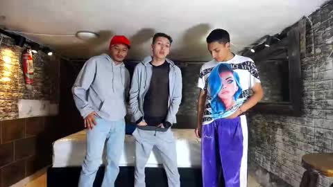 Snapshot of howents chatting on 10-19-25, 02:18 HOWENTS online show from 10-19-25, 02:18