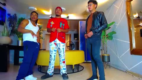 Snapshot of howents chatting on 11-05-25, 01:05 HOWENTS online show from 11-05-25, 01:05