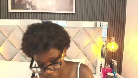 Snapshot of huddah_cam chatting on 09-15-25, 11:43 huddah online show from 09-15-25, 11:43