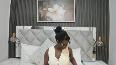 Snapshot of huddah_cam chatting on 10-29-25, 11:23 huddah online show from 10-29-25, 11:23