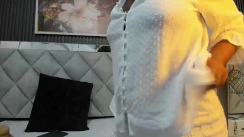 Snapshot of huddah_cam chatting on 10-31-25, 11:22 huddah online show from 10-31-25, 11:22