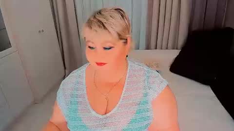 Snapshot of huge_booobs chatting on 12-14-24, 05:25 milli online show from 12-14-24, 05:25