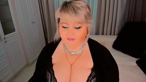 Snapshot of huge_booobs chatting on 12-26-24, 03:53 milli online show from 12-26-24, 03:53