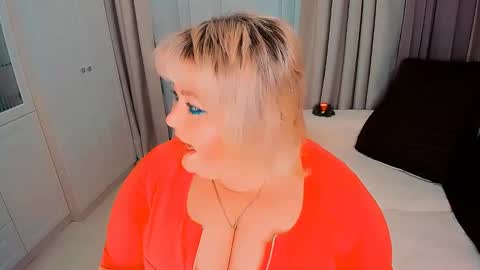 Snapshot of huge_booobs chatting on 12-31-24, 04:35 milli online show from 12-31-24, 04:35