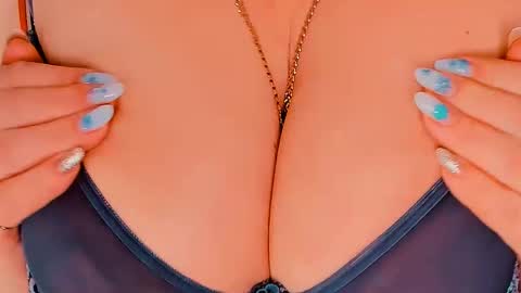 Snapshot of huge_booobs chatting on 01-09-25, 07:18 milli online show from 01-09-25, 07:18