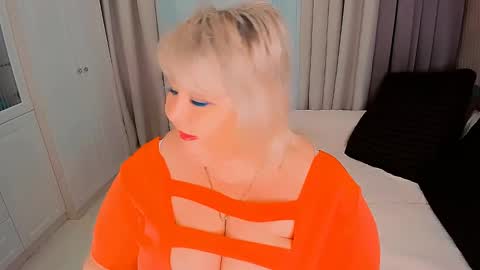 Snapshot of huge_booobs chatting on 01-19-25, 08:30 milli online show from 01-19-25, 08:30